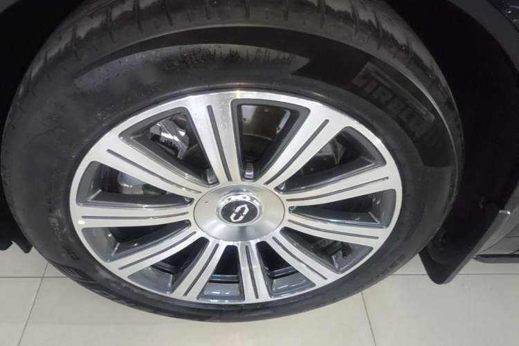 Used Hima AITO M8 2025 Extended-Range Max+ Version 53.4 kWh 6-Seater Edition Left Front Wheel Hub