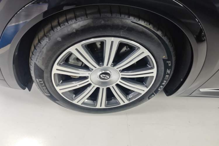 Used Hima AITO M8 2025 Extended-Range Max+ Version 53.4 kWh 6-Seater Edition Left Front Wheel Hub
