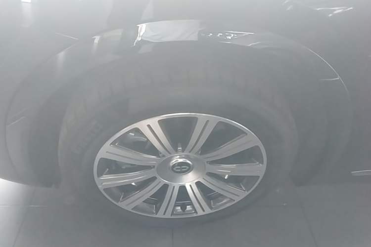 Used Hima AITO M8 2025 Model, Pure Electric Max+ Six-Seat Long-Range Version Left Front Wheel Hub
