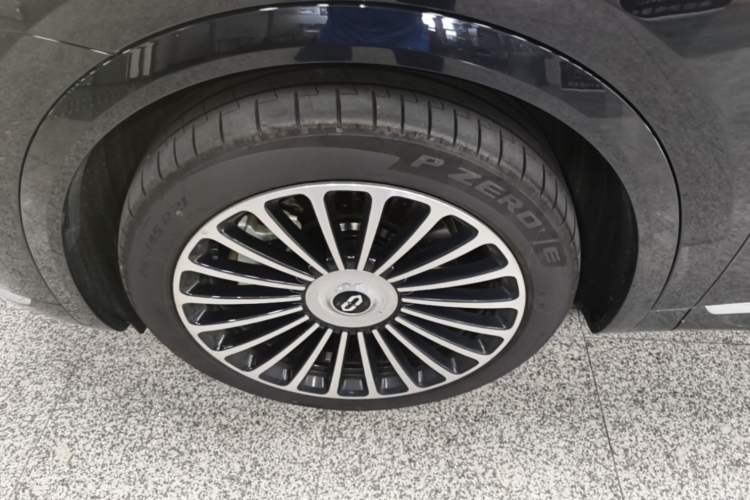Used Hima AITO M8 2025 Model Pure Electric Max+ Five-Seat Long-Range Version Left Front Wheel Hub