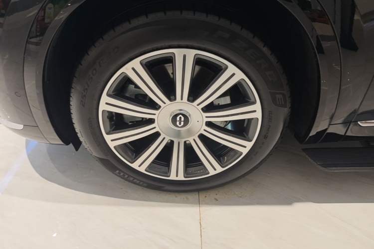 Used Hima AITO M8 2025 Extended-Range Max+ Version 53.4 kWh 5-Seater Edition Left Front Wheel Hub