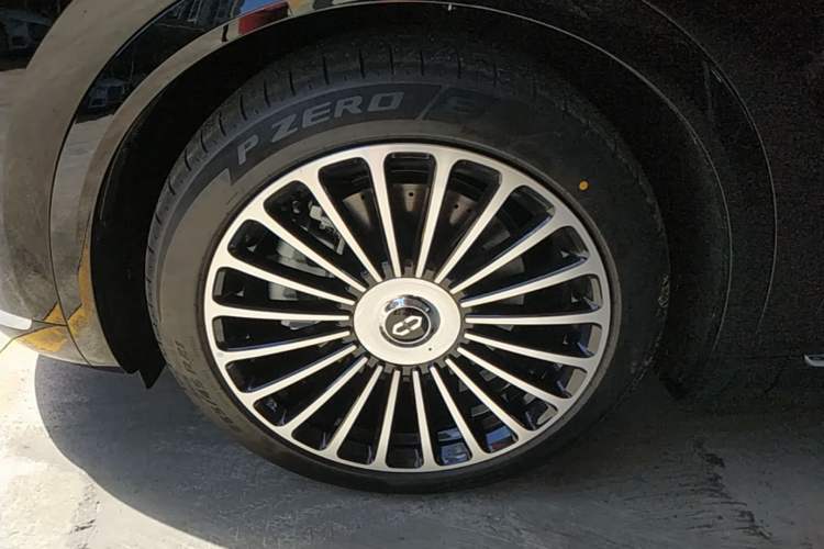 Used Hima AITO M8 2025 Extended-Range Ultra Version 53.4 kWh 6-Seater Edition Left Front Wheel Hub