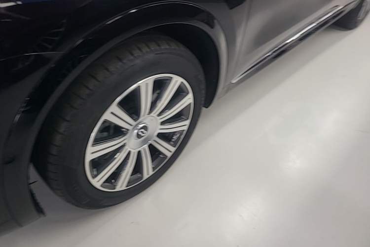 Used Hima AITO M8 2025 Extended-Range Max+ Version 53.4 kWh 5-Seater Edition Left Front Wheel Hub