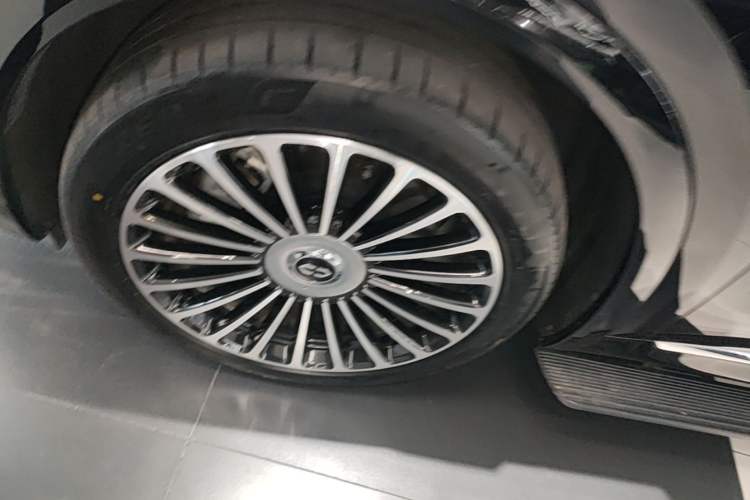 Used Hima AITO M8 2025 Extended-Range Max+ Version 53.4 kWh 5-Seater Edition Left Front Wheel Hub