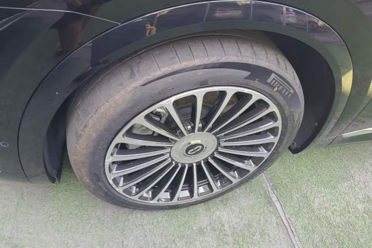 Used Hima AITO M8 2025 Extended-Range Ultra Version 53.4 kWh 5-Seater Edition Left Front Wheel Hub