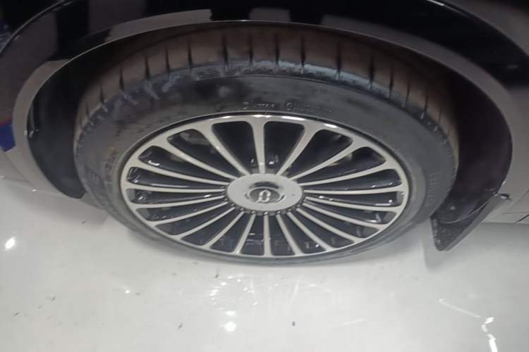 Used Hima AITO M8 2025 Model, Pure Electric Max+ Six-Seat Long-Range Version Left Front Wheel Hub