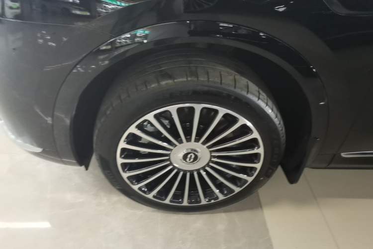 Used Hima AITO M8 2025 Model Pure Electric Max+ Six-Seater Long-Range (896-line LiDAR) Left Front Wheel Hub