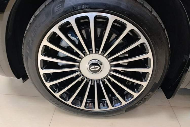 Used Hima AITO M8 2025 Extended-Range Max+ Version 53.4 kWh 6-Seater Edition Left Front Wheel Hub