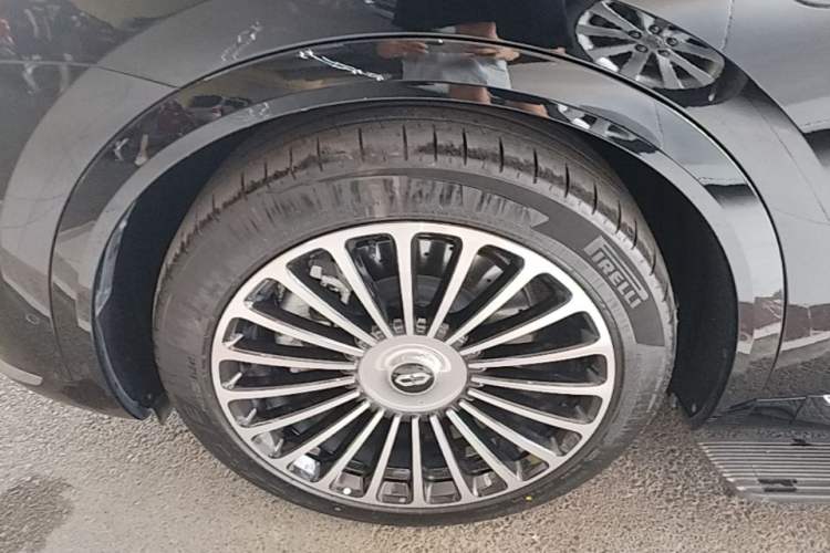 Used Hima AITO M8 2025 Extended-Range Max+ Version 53.4 kWh 6-Seater Edition Left Front Wheel Hub