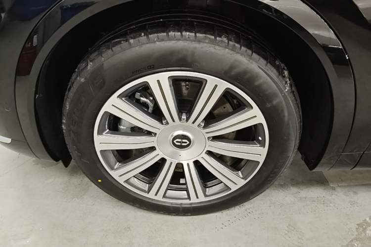 Used Hima AITO M8 2025 Extended-Range Max+ Version 53.4 kWh 5-Seater Edition Left Front Wheel Hub