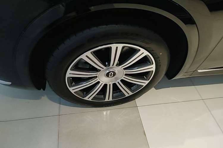 Used Hima AITO M8 2025 Extended-Range Max Version 37 kWh 6-Seater Left Front Wheel Hub