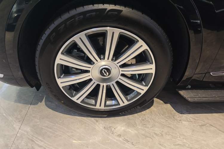 Used Hima AITO M8 2025 Extended-Range Max+ Version 53.4 kWh 6-Seater Edition Left Front Wheel Hub