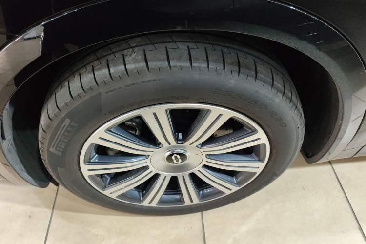 Used Hima AITO M8 2025 Model Pure Electric Max+ Five-Seat Long-Range Version Left Front Wheel Hub