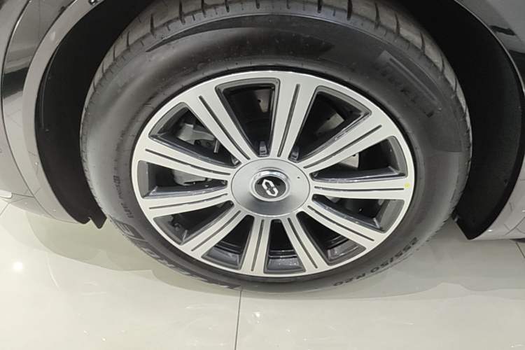 Used Hima AITO M8 2025 Extended-Range Max+ Version 53.4 kWh 5-Seater Edition Left Front Wheel Hub