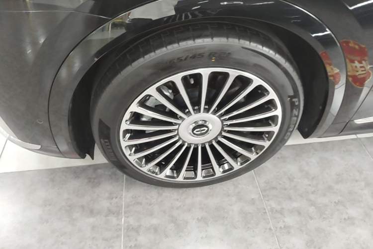 Used Hima AITO M8 2025 Extended-Range Ultra Version 53.4 kWh 6-Seater Edition Left Front Wheel Hub