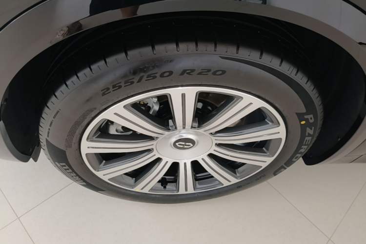 Used Hima AITO M8 2025 Model Pure Electric Max+ Five-Seat Long-Range Version Left Front Wheel Hub