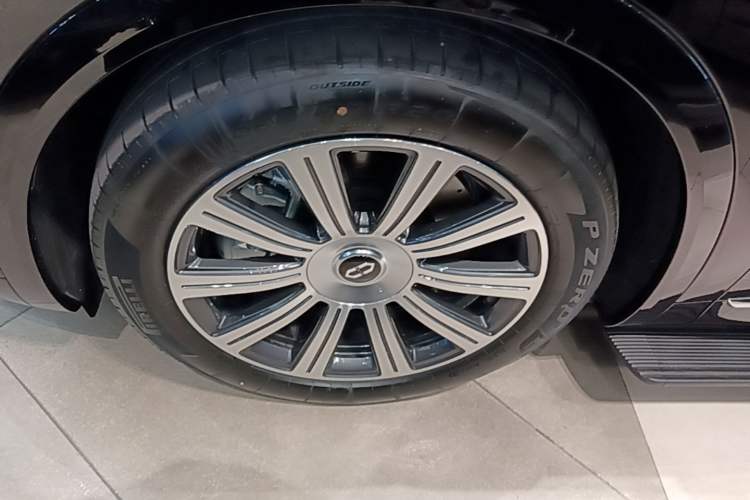 Used Hima AITO M8 2025 Extended-Range Max+ Version 53.4 kWh 5-Seater Edition Left Front Wheel Hub