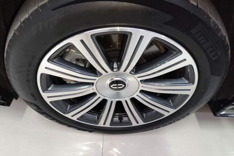 Used Hima AITO M8 2025 Model, Pure Electric Max+ Six-Seat Long-Range Version Left Front Wheel Hub