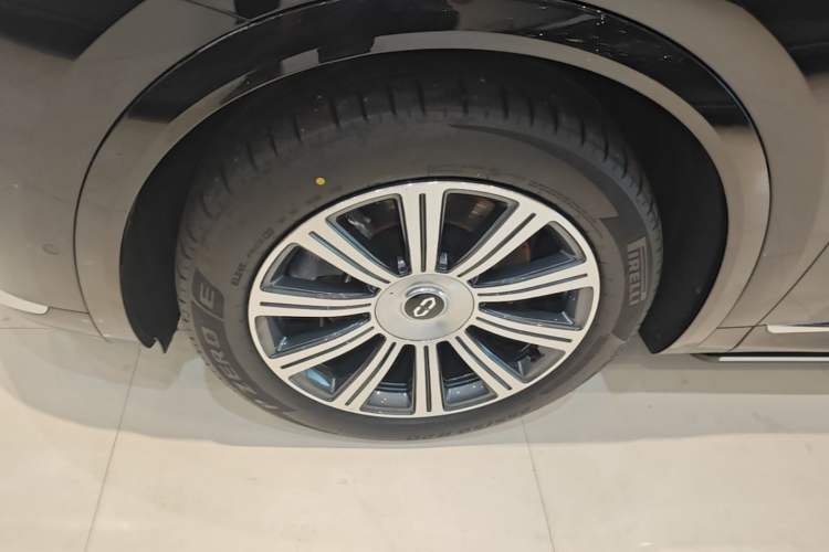 Used Hima AITO M8 2025 Extended-Range Max+ Version 53.4 kWh 6-Seater Edition Left Front Wheel Hub