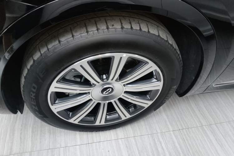 Used Hima AITO M8 2025 Extended-Range Max Version 37 kWh 6-Seater Left Front Wheel Hub