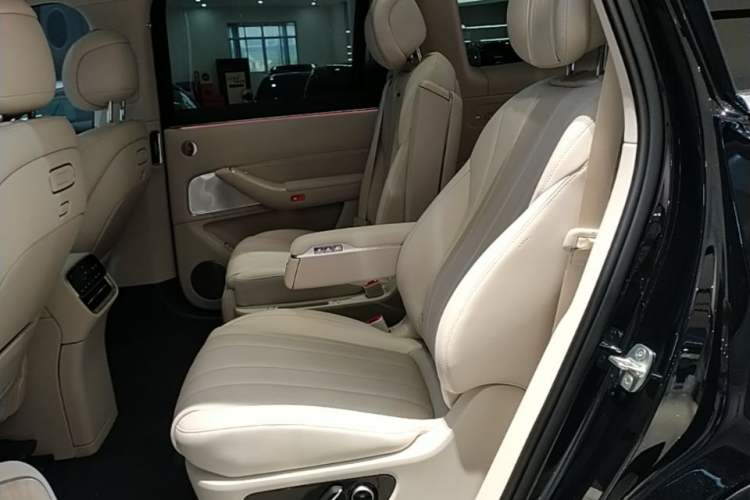Used Hima AITO M8 2025 Model Pure Electric Max+ Six-Seat Four-Wheel-Drive Version Left Rear Seat