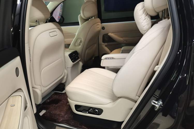 Used Hima AITO M8 2025 Extended-Range Max+ Version 53.4 kWh 6-Seater Edition Left Rear Seat