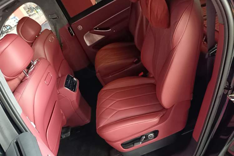 Used Hima AITO M8 2025 Extended-Range Max+ Version 53.4 kWh 6-Seater Edition Left Rear Seat
