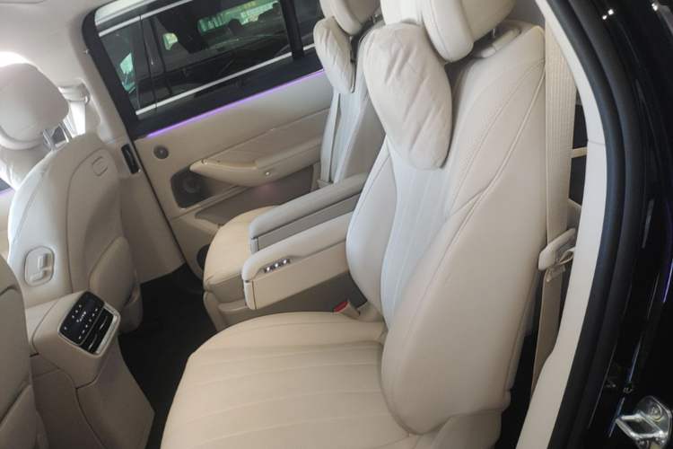 Used Hima AITO M8 2025 Extended-Range Ultra Version 53.4 kWh 6-Seater Edition Left Rear Seat