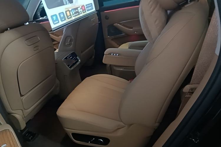 Used Hima AITO M8 2025 Extended-Range Ultra Version 53.4 kWh 6-Seater Edition Left Rear Seat