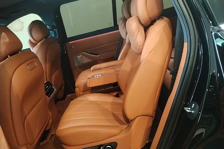 Used Hima AITO M8 2025 Extended-Range Ultra Version 53.4 kWh 6-Seater Edition Left Rear Seat