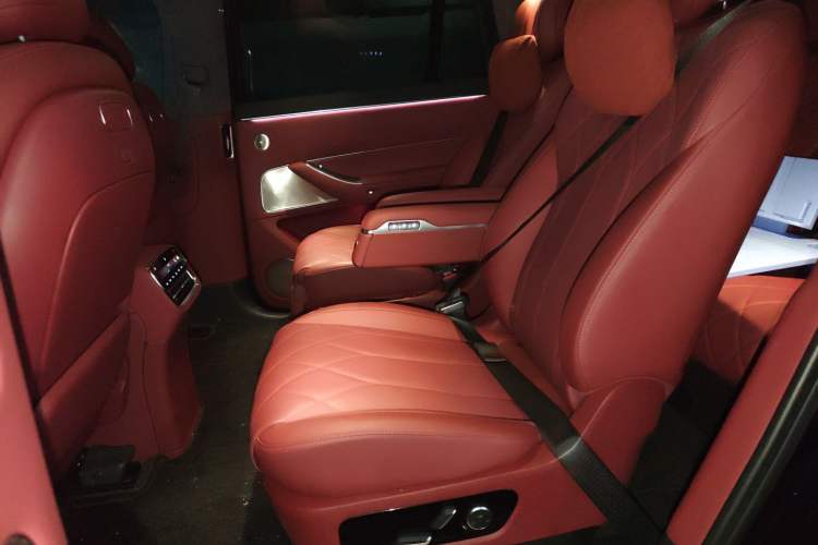 Used Hima AITO M8 2025 Extended-Range Max+ Version 53.4 kWh 6-Seater Edition Left Rear Seat