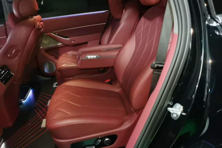 Used Hima AITO M8 2025 Extended-Range Max+ Version 53.4 kWh 6-Seater Edition Left Rear Seat