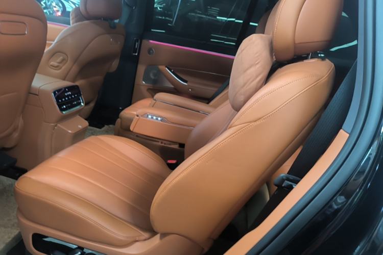 Used Hima AITO M8 2025 Extended-Range Max+ Version 53.4 kWh 6-Seater Edition Left Rear Seat