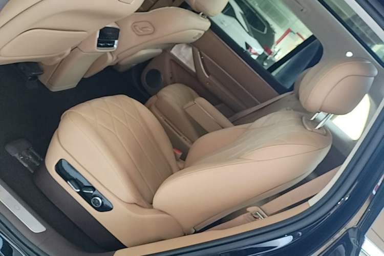 Used Hima AITO M8 2025 Extended-Range Max+ Version 53.4 kWh 6-Seater Edition Left Rear Seat