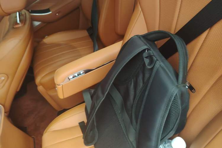 Used Hima AITO M8 2025 Extended-Range Max+ Version 53.4 kWh 6-Seater Edition Left Rear Seat