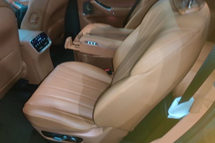 Used Hima AITO M8 2025 Extended-Range Max+ Version 53.4 kWh 6-Seater Edition Left Rear Seat