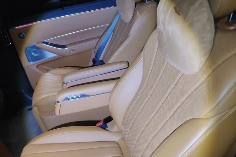 Used Hima AITO M8 2025 Extended-Range Max+ Version 53.4 kWh 6-Seater Edition Left Rear Seat