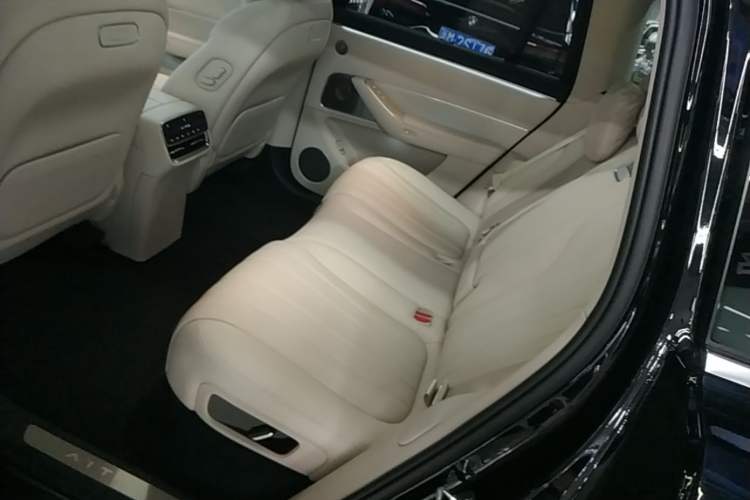 Used Hima AITO M8 2025 Extended-Range Max Version 37 kWh 5-Seater Left Rear Seat