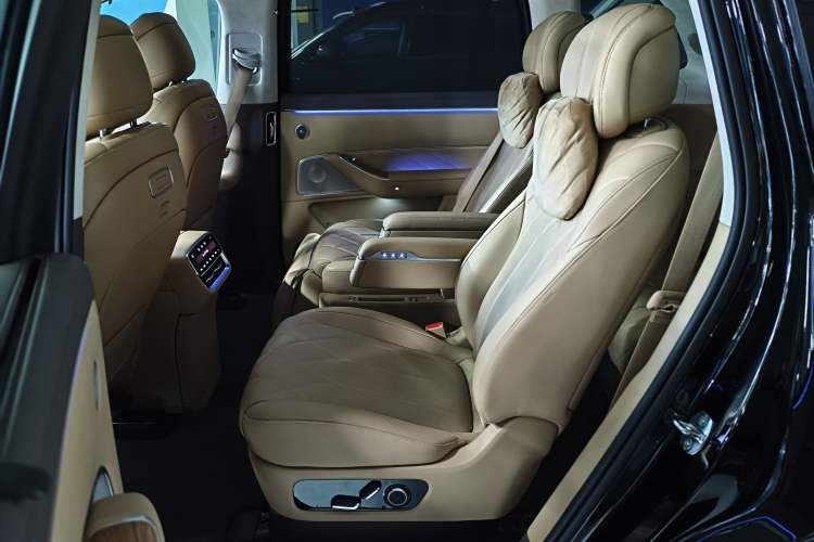 Used Hima AITO M8 2025 Extended-Range Ultra Version 53.4 kWh 6-Seater Edition Left Rear Seat