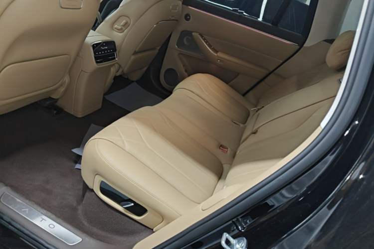 Used Hima AITO M8 2025 Extended-Range Max+ Version 53.4 kWh 5-Seater Edition Left Rear Seat