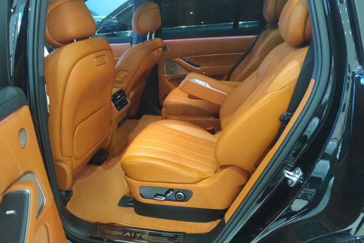 Used Hima AITO M8 2025 Extended-Range Max+ Version 53.4 kWh 6-Seater Edition Left Rear Seat