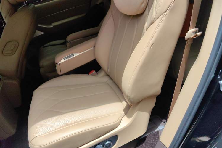 Used Hima AITO M8 2025 Extended-Range Ultra Version 53.4 kWh 6-Seater Edition Left Rear Seat