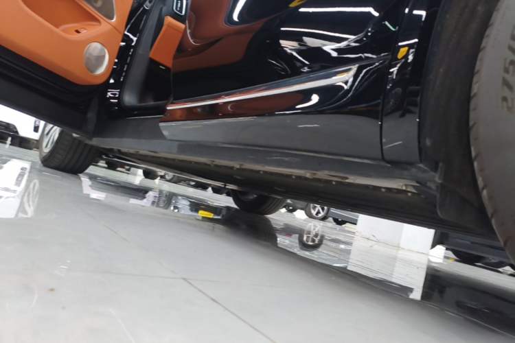 Used Hima AITO M8 2025 Model Pure Electric Ultra Six-Seat Four-Wheel-Drive Version Left Side Sill