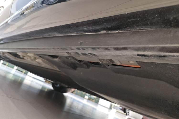 Used Hima AITO M8 2025 Extended-Range Max+ Version 53.4 kWh 5-Seater Edition Left Side Sill