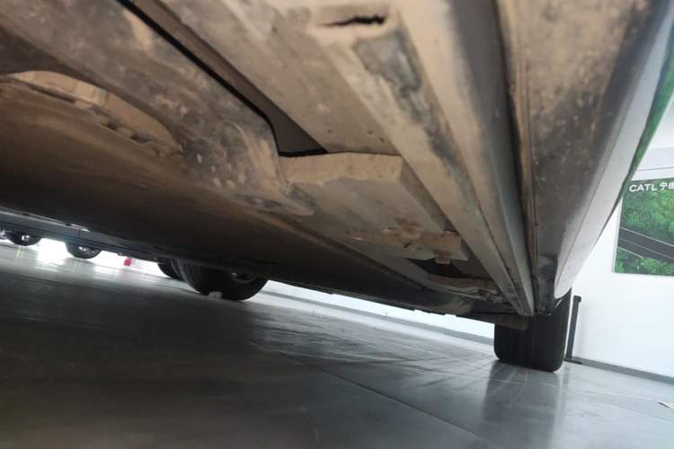 Used Hima AITO M8 2025 Extended-Range Max+ Version 53.4 kWh 5-Seater Edition Left Side Sill