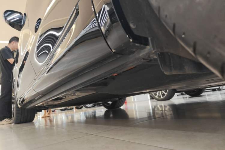 Used Hima AITO M8 2025 Extended-Range Max+ Version 53.4 kWh 6-Seater Edition Left Side Sill