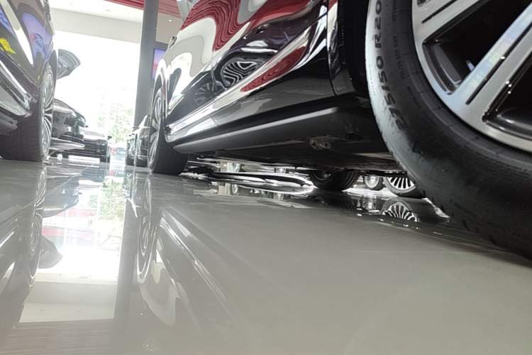 Used Hima AITO M8 2025 Extended-Range Max Version 37 kWh 6-Seater Left Side Sill