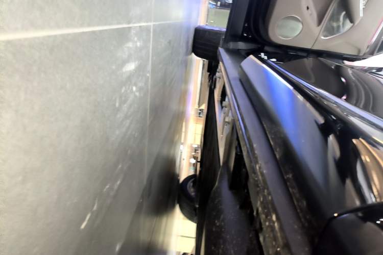 Used Hima AITO M8 2025 Extended-Range Max+ Version 53.4 kWh 6-Seater Edition Left Side Sill