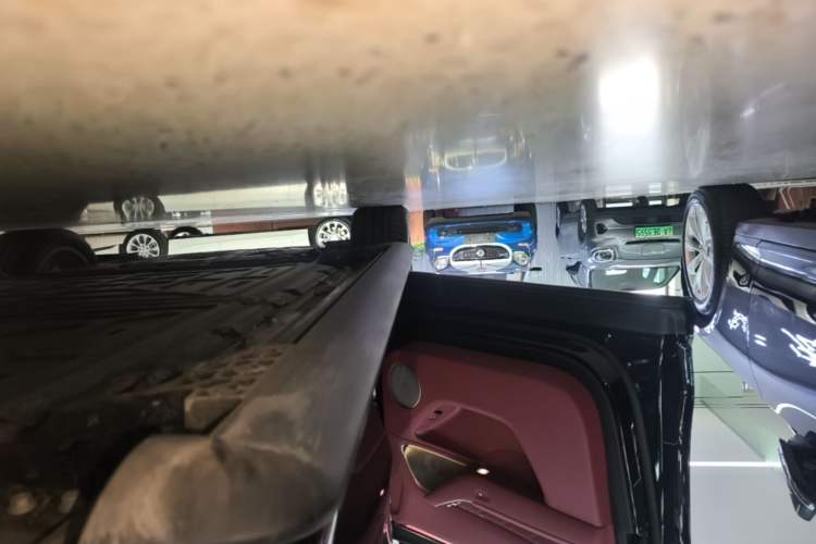 Used Hima AITO M8 2025 Model Pure Electric Max+ Six-Seat Four-Wheel-Drive Version Left Side Sill