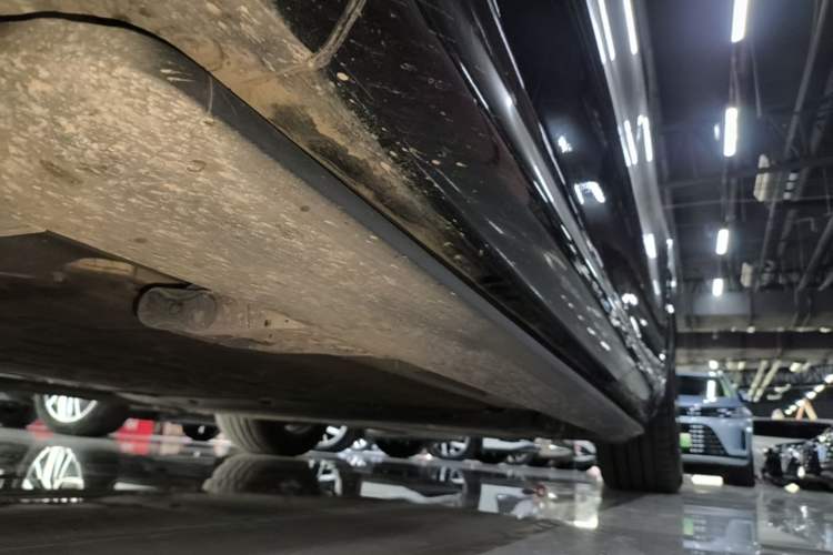 Used Hima AITO M8 2025 Extended-Range Ultra Version 53.4 kWh 6-Seater Edition Left Side Sill